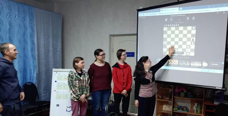 Волшебный мир шахмат: увлекательное путешествие для молодых инвалидов.